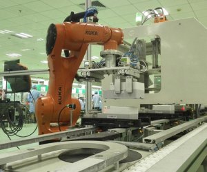 赴日本技术人员-机器人加工组装